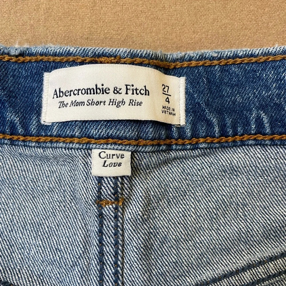 A&F Curve Love The Mom Short High Rise w Sequin Heart Size 4/27 NWT - Picture 4 of 15